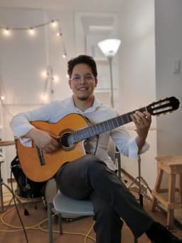 René, maestro de Guitarra Blues Para Principiantes en Circuito Médicos